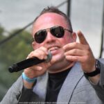 Koncert na scenie plenerowej.