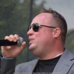 Koncert na scenie plenerowej.