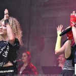 Koncert kolorowo ubranych wokalistek z zespołu Fart na scenie plenerowej.