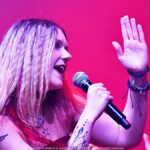 Koncert kolorowo ubranych wokalistek z zespołu Fart na scenie plenerowej.