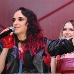 Koncert kolorowo ubranych wokalistek z zespołu Fart na scenie plenerowej.