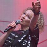 Koncert kolorowo ubranych wokalistek z zespołu Fart na scenie plenerowej.