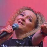 Koncert kolorowo ubranych wokalistek z zespołu Fart na scenie plenerowej.