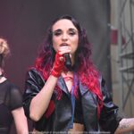 Koncert kolorowo ubranych wokalistek z zespołu Fart na scenie plenerowej.