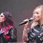 Koncert kolorowo ubranych wokalistek z zespołu Fart na scenie plenerowej.