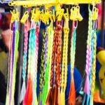 Jarmark Jagielloński w parku: stragany i zabawy dzieci na dmuchańcach.