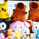 Jarmark Jagielloński w parku: stragany i zabawy dzieci na dmuchańcach.