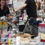 Jarmark Jagielloński w parku: stragany i zabawy dzieci na dmuchańcach.