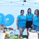 Jarmark Jagielloński w parku: stragany i zabawy dzieci na dmuchańcach.