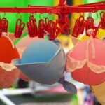 Jarmark Jagielloński w parku: stragany i zabawy dzieci na dmuchańcach.