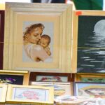 Jarmark Jagielloński w parku: stragany i zabawy dzieci na dmuchańcach.