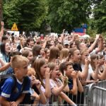 Koncert na scenie plenerowej.