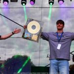 Koncert na scenie plenerowej.