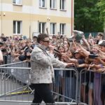 Koncert na scenie plenerowej.