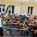 Koncert na scenie plenerowej.