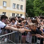 Koncert na scenie plenerowej.