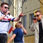 Koncert na scenie plenerowej.