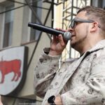 Koncert na scenie plenerowej.