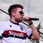 Koncert na scenie plenerowej.