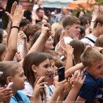 Koncert na scenie plenerowej.