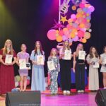 Festiwal młodych wokalistów Podlaska Nuta na scenie domu kultury.