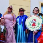 Kolorowy korowód przebierańców i przemarsz ulicami Bielska z kluczem do bram miasta.