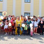 Kolorowy korowód przebierańców i przemarsz ulicami Bielska z kluczem do bram miasta.