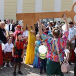 Kolorowy korowód przebierańców i przemarsz ulicami Bielska z kluczem do bram miasta.