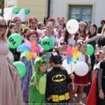 Kolorowy korowód przebierańców i przemarsz ulicami Bielska z kluczem do bram miasta.