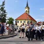 Kolorowy korowód przebierańców i przemarsz ulicami Bielska z kluczem do bram miasta.