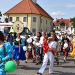 Kolorowy korowód przebierańców i przemarsz ulicami Bielska z kluczem do bram miasta.
