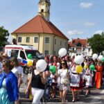 Kolorowy korowód przebierańców i przemarsz ulicami Bielska z kluczem do bram miasta.