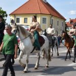 Kolorowy korowód przebierańców i przemarsz ulicami Bielska z kluczem do bram miasta.