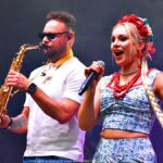 Koncert na scenie plenerowej.