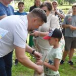 Wręczanie nagród na zakończenie zawodów wędkarskich.