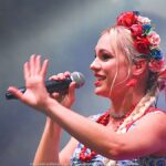 Koncert na scenie plenerowej.