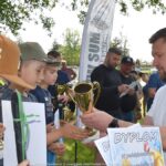 Wręczanie nagród na zakończenie zawodów wędkarskich.