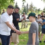 Wręczanie nagród na zakończenie zawodów wędkarskich.