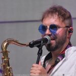 Koncert na scenie plenerowej.