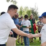 Wręczanie nagród na zakończenie zawodów wędkarskich.