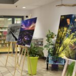 Wernisaż wystawy fotografii w bibliotece.