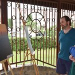 Wernisaż wystawy fotografii w bibliotece.