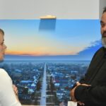 Wernisaż wystawy fotografii w bibliotece.