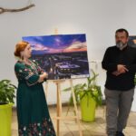 Wernisaż wystawy fotografii w bibliotece.