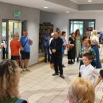 Wernisaż wystawy fotografii w bibliotece.