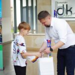 Wręczenie nagród w konkursie fotograficznym dla dzieci.