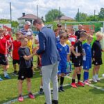 Podsumowanie zawodów piłkarskich i rozdanie nagród na stadionie.