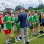 Podsumowanie zawodów piłkarskich i rozdanie nagród na stadionie.