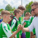 Podsumowanie zawodów piłkarskich i rozdanie nagród na stadionie.