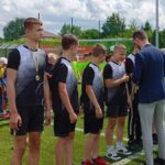 Podsumowanie zawodów piłkarskich i rozdanie nagród na stadionie.